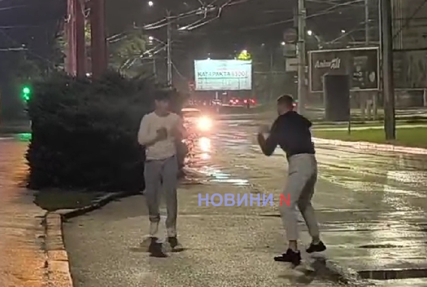 Драка в центре Николаева: дерущиеся едва не попали под машину (видео) Драка в центре Николаева: дерущиеся едва не попали под машину (видео)