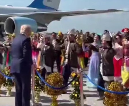 Трамп станцевал прямо на аэродроме в Малайзии Трамп станцевал прямо на аэродроме в Малайзии