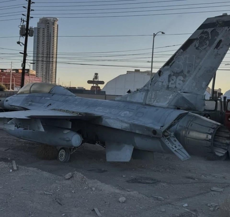 На свалке в Лас-Вегасе обнаружили истребитель F-16 На свалке в Лас-Вегасе обнаружили истребитель F-16