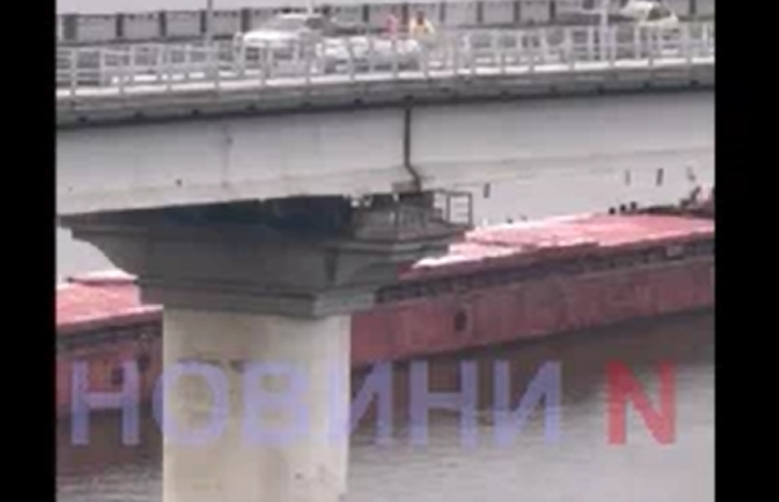 В Николаеве рабочие в ходе ремонта выбрасывают мусор с Варваровского моста просто в реку (видео) В Николаеве рабочие в ходе ремонта выбрасывают мусор с Варваровского моста просто в реку (видео)