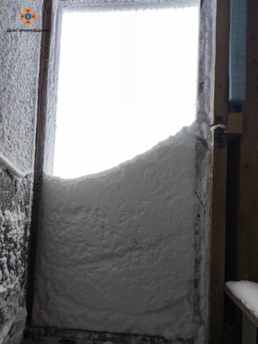 У Карпатах сніжно: висота сугробів сягає 80 сантиметрів (фото) У Карпатах сніжно: висота сугробів сягає 80 сантиметрів (фото)