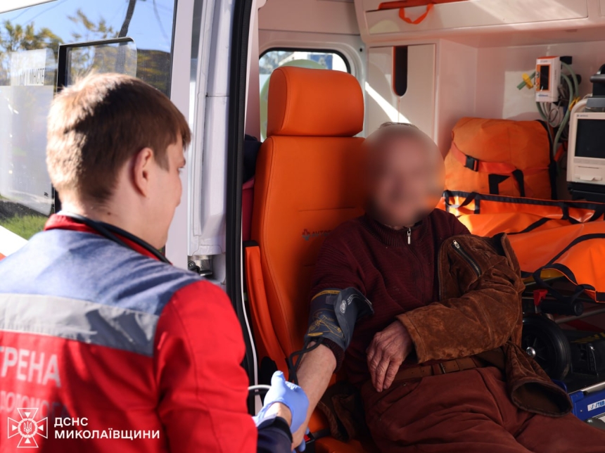 Из горящего дома в Николаеве пожарные спасли мужчину Из горящего дома в Николаеве пожарные спасли мужчину