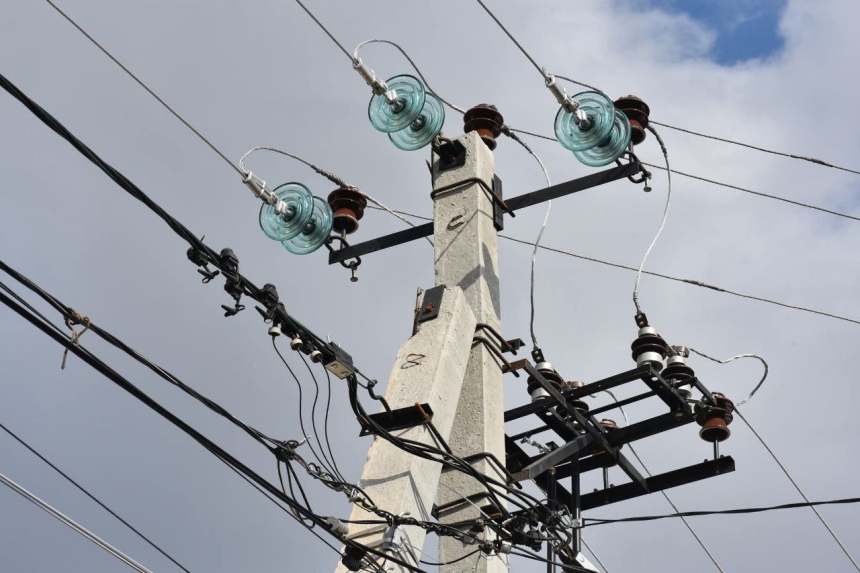 Вместо деревянных электроопор на Николаевщине устанавливают железобетонные Вместо деревянных электроопор на Николаевщине устанавливают железобетонные