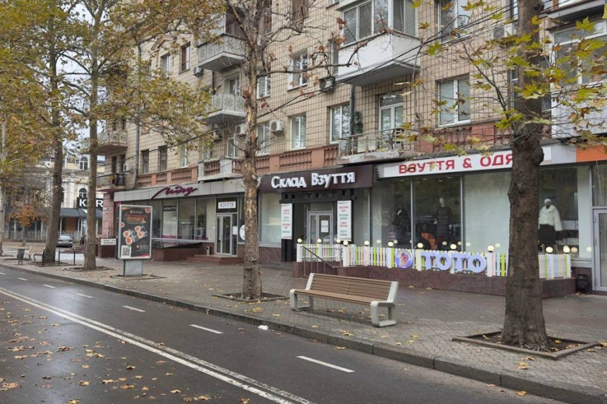 Нові зручні лавки встановлюють у центрі Миколаєва Нові зручні лавки встановлюють у центрі Миколаєва