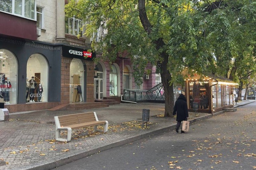 Новые удобные скамейки устанавливают в центре Николаева Новые удобные скамейки устанавливают в центре Николаева