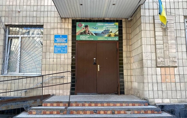 В здании ТЦК мужчина открыл огонь по военкомам: двоих ранил В здании ТЦК мужчина открыл огонь по военкомам: двоих ранил