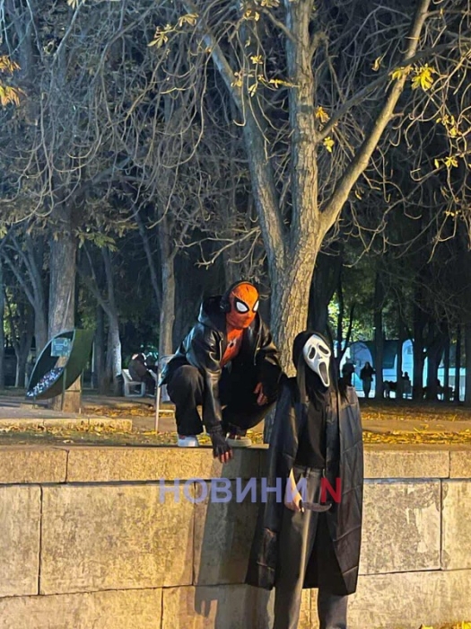 Ведьмы, скелеты и ангелы: в Николаеве празднуют Хэллоуин (фото) Ведьмы, скелеты и ангелы: в Николаеве празднуют Хэллоуин (фото)