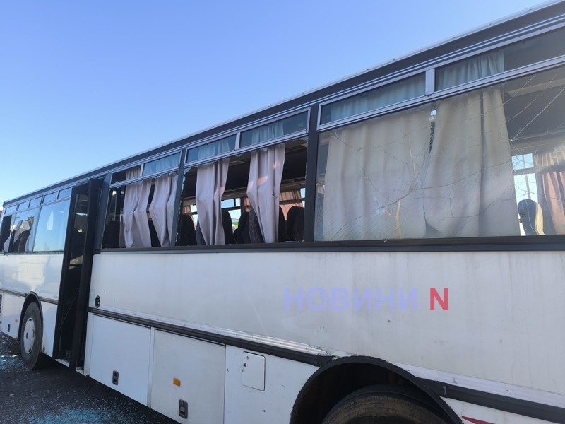 Повреждены пассажирские автобусы: еще фото последствий удара по АЗС в Николаеве Повреждены пассажирские автобусы: еще фото последствий удара по АЗС в Николаеве