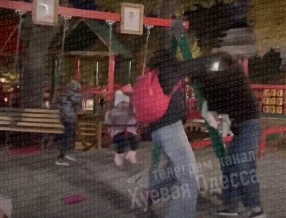 Две молодые мамы подрались на детской площадке в Одессе (видео 18+) Две молодые мамы подрались на детской площадке в Одессе (видео 18+)