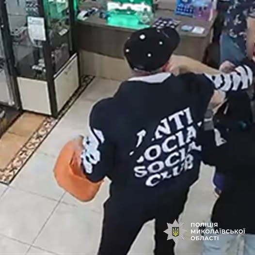 До 5 лет тюрьмы грозит мужчине, напавшему на женщину и ребёнка в магазине Николаеве До 5 лет тюрьмы грозит мужчине, напавшему на женщину и ребёнка в магазине Николаеве