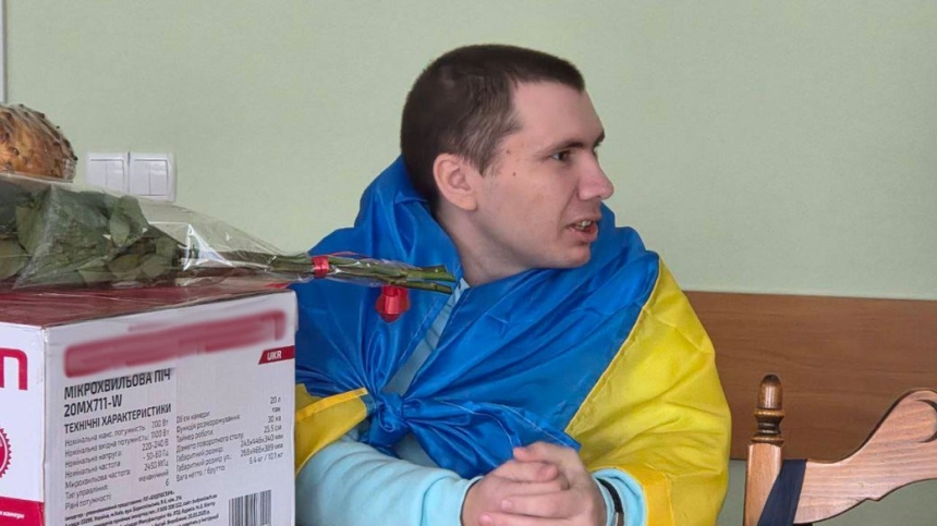 В Первомайске встретили защитника, вернувшегося из плена В Первомайске встретили защитника, вернувшегося из плена