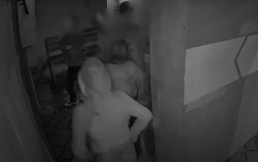 В Николаеве подросток разбил монитор в укрытии (видео) В Николаеве подросток разбил монитор в укрытии (видео)