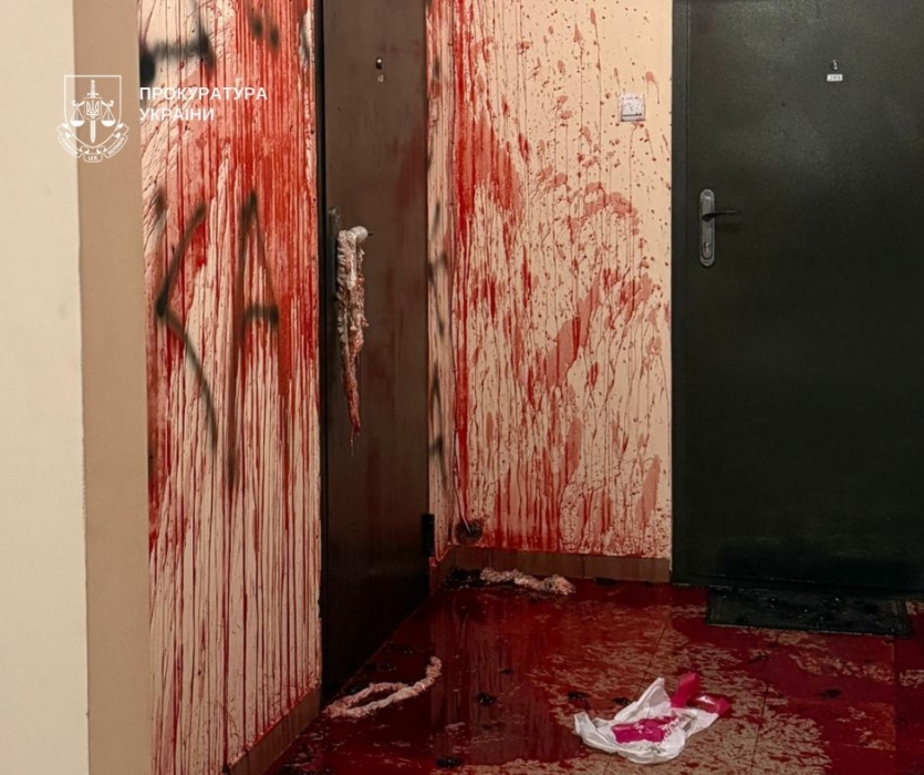 Облил дверь бывшей девушки кровью и разбросал кишки: в Киеве судили мужчину Облил дверь бывшей девушки кровью и разбросал кишки: в Киеве судили мужчину