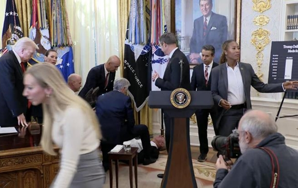 Чоловік знепритомнів під час брифінгу Трампа у Білому домі Чоловік знепритомнів під час брифінгу Трампа у Білому домі