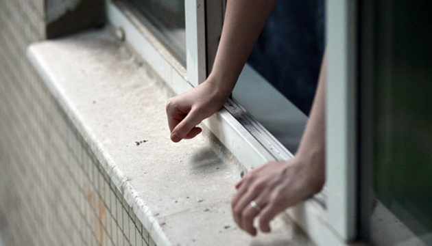 У Києві хлопець випав з вікна школи: підлітка госпіталізували з переломами У Києві хлопець випав з вікна школи: підлітка госпіталізували з переломами