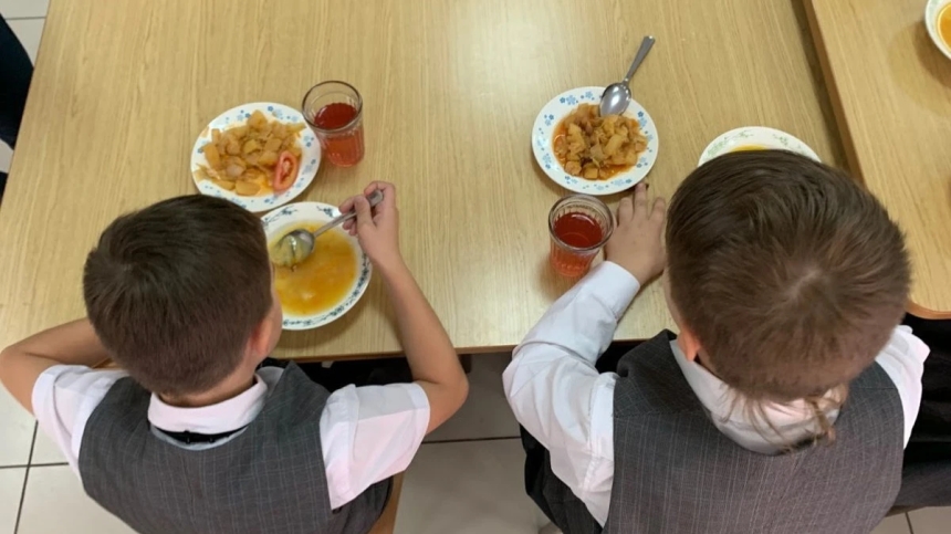 В школе отравились девять детей и учительница В школе отравились девять детей и учительница