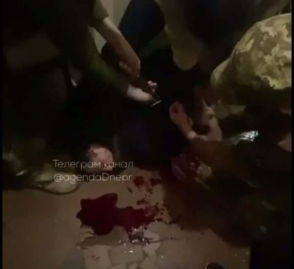 У будівлі ТЦК чоловік перерізав собі вени (відео) У будівлі ТЦК чоловік перерізав собі вени (відео)