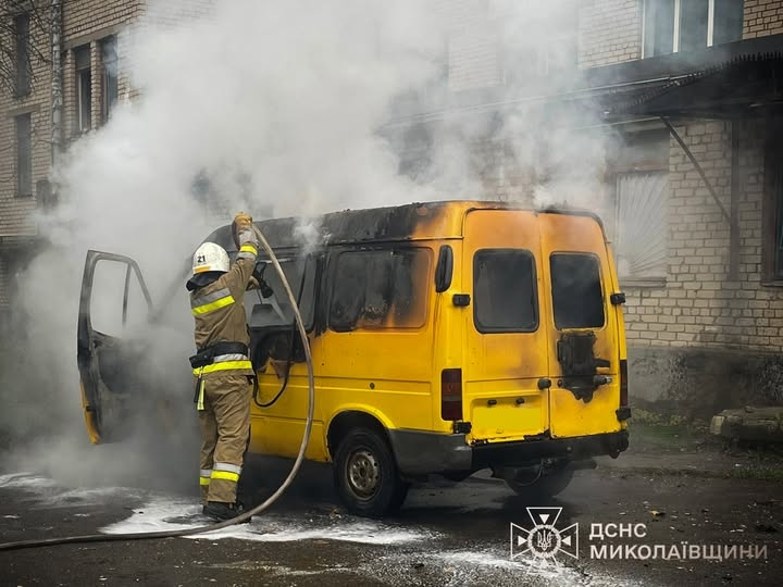 В Николаевской области горели микроавтобус и Toyota (фото) В Николаевской области горели микроавтобус и Toyota (фото)
