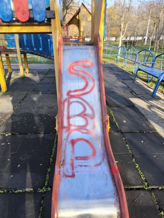 У парку Миколаєва розмалювали та розбили відремонтований дитячий майданчик (фото) У парку Миколаєва розмалювали та розбили відремонтований дитячий майданчик (фото)