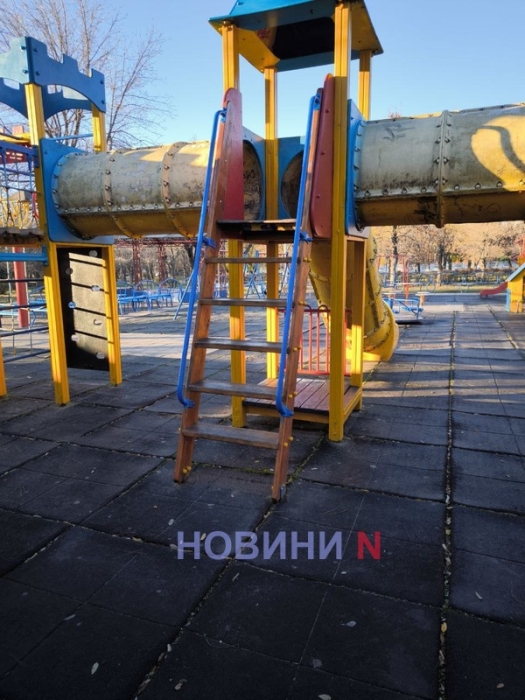 У парку Миколаєва розмалювали та розбили відремонтований дитячий майданчик (фото) У парку Миколаєва розмалювали та розбили відремонтований дитячий майданчик (фото)