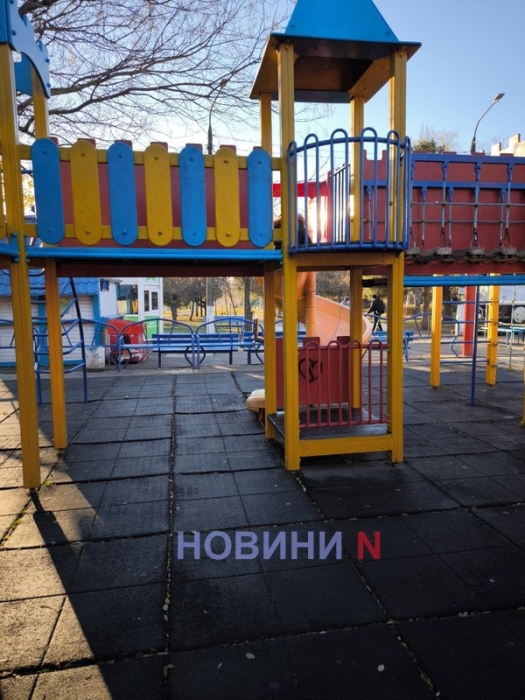 У парку Миколаєва розмалювали та розбили відремонтований дитячий майданчик (фото) У парку Миколаєва розмалювали та розбили відремонтований дитячий майданчик (фото)