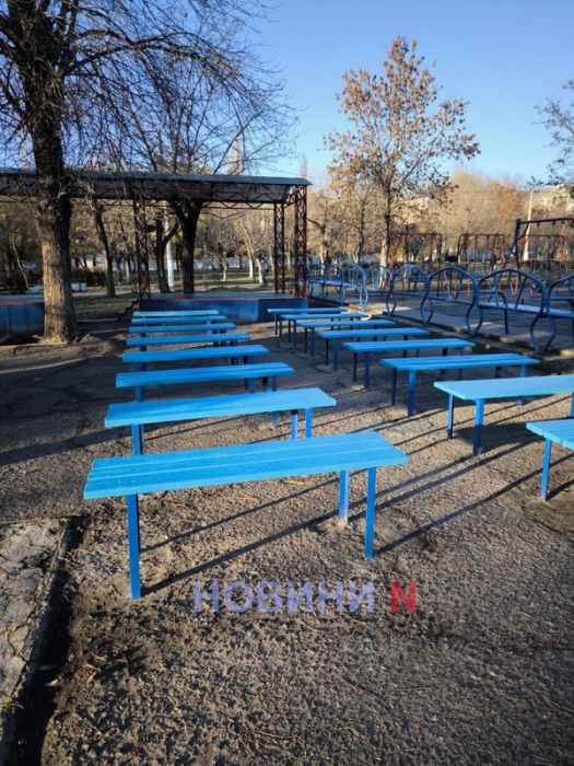 У парку Миколаєва розмалювали та розбили відремонтований дитячий майданчик (фото) У парку Миколаєва розмалювали та розбили відремонтований дитячий майданчик (фото)