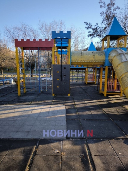 У парку Миколаєва розмалювали та розбили відремонтований дитячий майданчик (фото) У парку Миколаєва розмалювали та розбили відремонтований дитячий майданчик (фото)