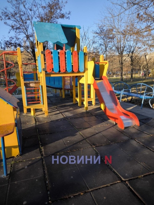 У парку Миколаєва розмалювали та розбили відремонтований дитячий майданчик (фото) У парку Миколаєва розмалювали та розбили відремонтований дитячий майданчик (фото)
