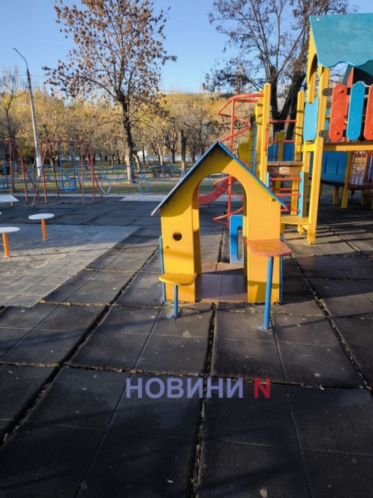 У парку Миколаєва розмалювали та розбили відремонтований дитячий майданчик (фото) У парку Миколаєва розмалювали та розбили відремонтований дитячий майданчик (фото)