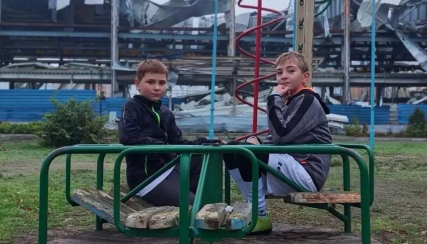 Сгоревшая «Фабрика», дроны над головой и дворники в бронежилетах: как живет соседний Херсон (фото) Сгоревшая «Фабрика», дроны над головой и дворники в бронежилетах: как живет соседний Херсон (фото)