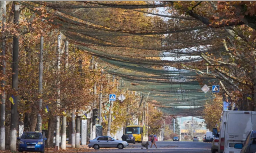 Сгоревшая «Фабрика», дроны над головой и дворники в бронежилетах: как живет соседний Херсон (фото) Сгоревшая «Фабрика», дроны над головой и дворники в бронежилетах: как живет соседний Херсон (фото)