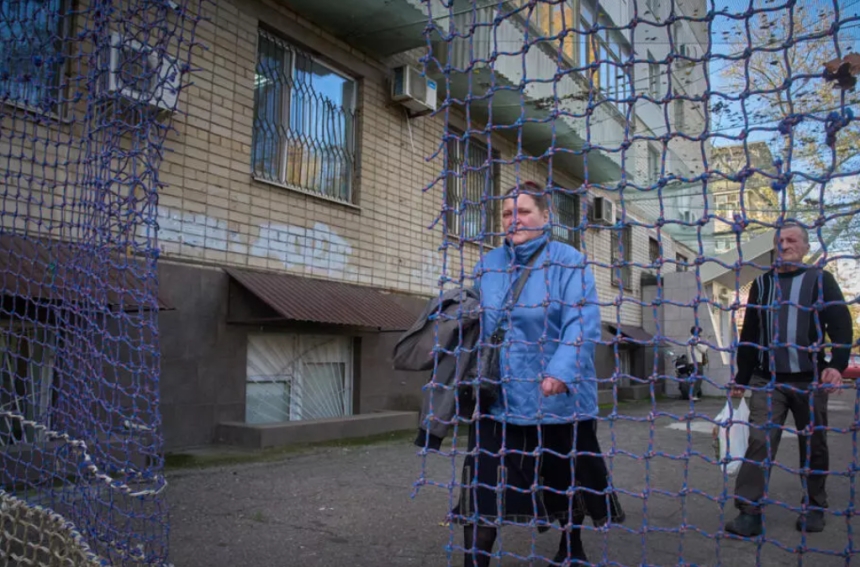 Сгоревшая «Фабрика», дроны над головой и дворники в бронежилетах: как живет соседний Херсон (фото) Сгоревшая «Фабрика», дроны над головой и дворники в бронежилетах: как живет соседний Херсон (фото)