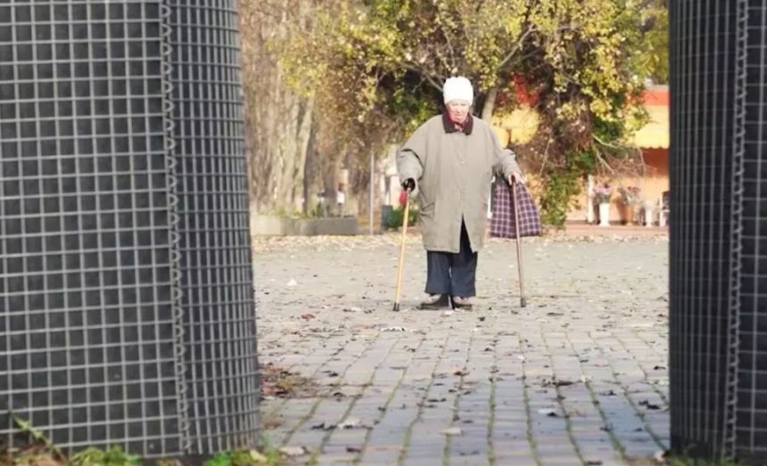 Сгоревшая «Фабрика», дроны над головой и дворники в бронежилетах: как живет соседний Херсон (фото) Сгоревшая «Фабрика», дроны над головой и дворники в бронежилетах: как живет соседний Херсон (фото)