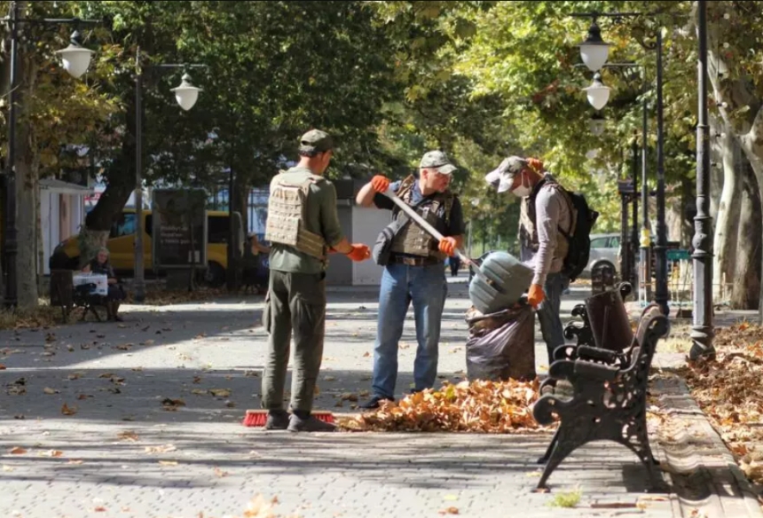 Сгоревшая «Фабрика», дроны над головой и дворники в бронежилетах: как живет соседний Херсон (фото) Сгоревшая «Фабрика», дроны над головой и дворники в бронежилетах: как живет соседний Херсон (фото)