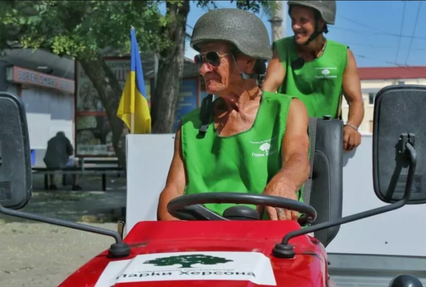 Сгоревшая «Фабрика», дроны над головой и дворники в бронежилетах: как живет соседний Херсон (фото) Сгоревшая «Фабрика», дроны над головой и дворники в бронежилетах: как живет соседний Херсон (фото)