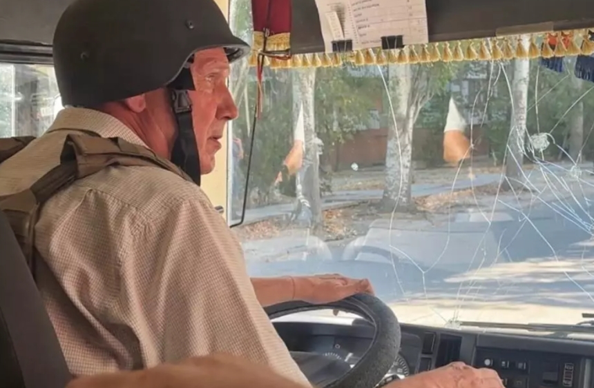 Сгоревшая «Фабрика», дроны над головой и дворники в бронежилетах: как живет соседний Херсон (фото) Сгоревшая «Фабрика», дроны над головой и дворники в бронежилетах: как живет соседний Херсон (фото)