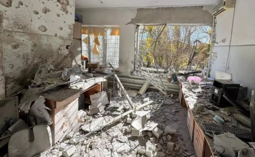 Сгоревшая «Фабрика», дроны над головой и дворники в бронежилетах: как живет соседний Херсон (фото) Сгоревшая «Фабрика», дроны над головой и дворники в бронежилетах: как живет соседний Херсон (фото)