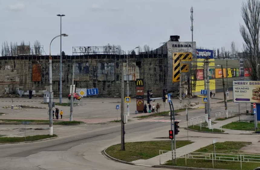 Сгоревшая «Фабрика», дроны над головой и дворники в бронежилетах: как живет соседний Херсон (фото) Сгоревшая «Фабрика», дроны над головой и дворники в бронежилетах: как живет соседний Херсон (фото)