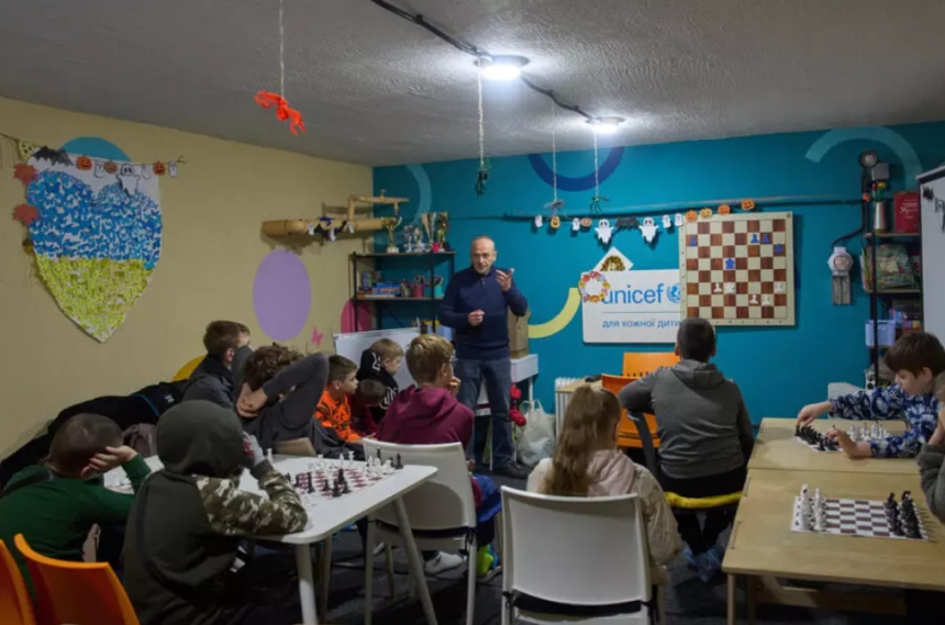 Сгоревшая «Фабрика», дроны над головой и дворники в бронежилетах: как живет соседний Херсон (фото) Сгоревшая «Фабрика», дроны над головой и дворники в бронежилетах: как живет соседний Херсон (фото)