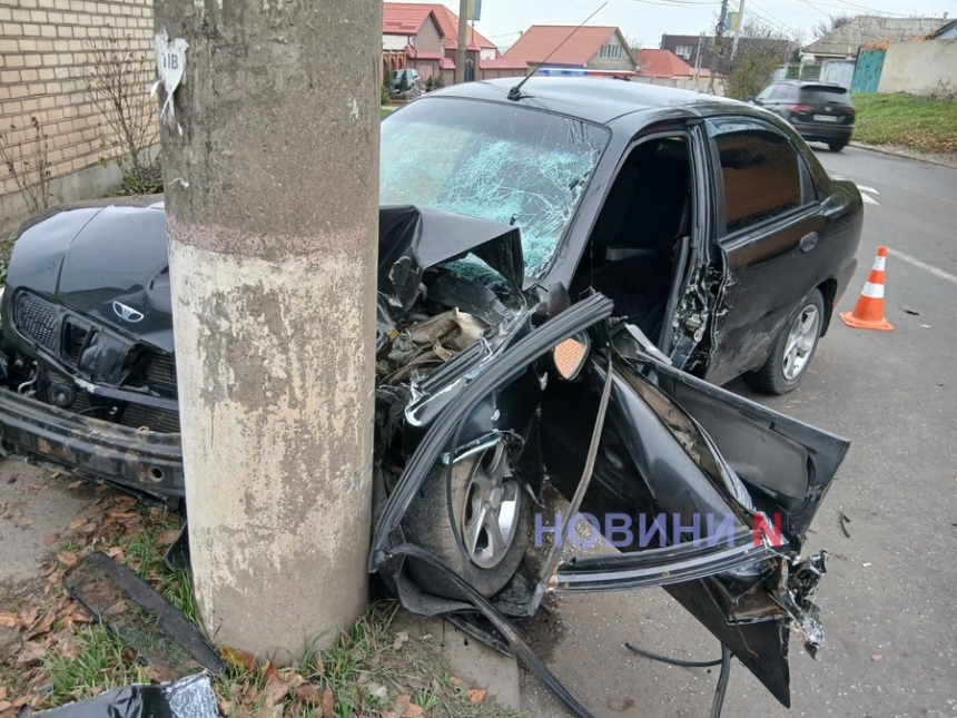 Містика на Троїцькій: дві автівки врізалися в нерухомі об\ Містика на Троїцькій: дві автівки врізалися в нерухомі об\