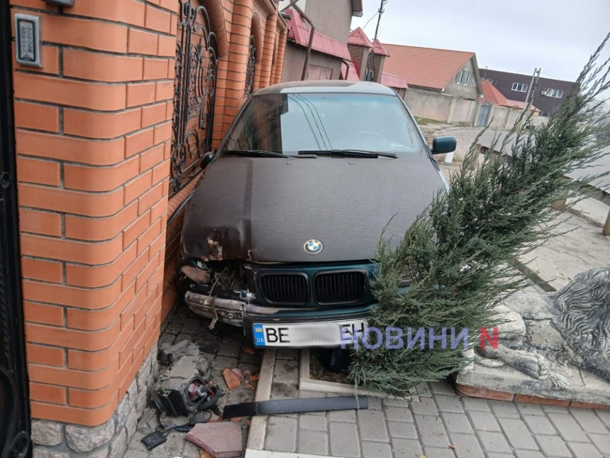 Мистика на Троицкой: два автомобиля врезались в неподвижные объекты, один водитель исчез, второй госпитализирован Мистика на Троицкой: два автомобиля врезались в неподвижные объекты, один водитель исчез, второй госпитализирован