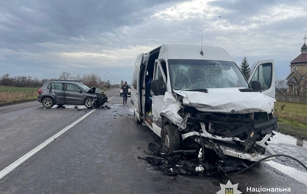 На Прикарпатье автобус столкнулся с легковушкой: один человек погиб, восемь пострадали На Прикарпатье автобус столкнулся с легковушкой: один человек погиб, восемь пострадали