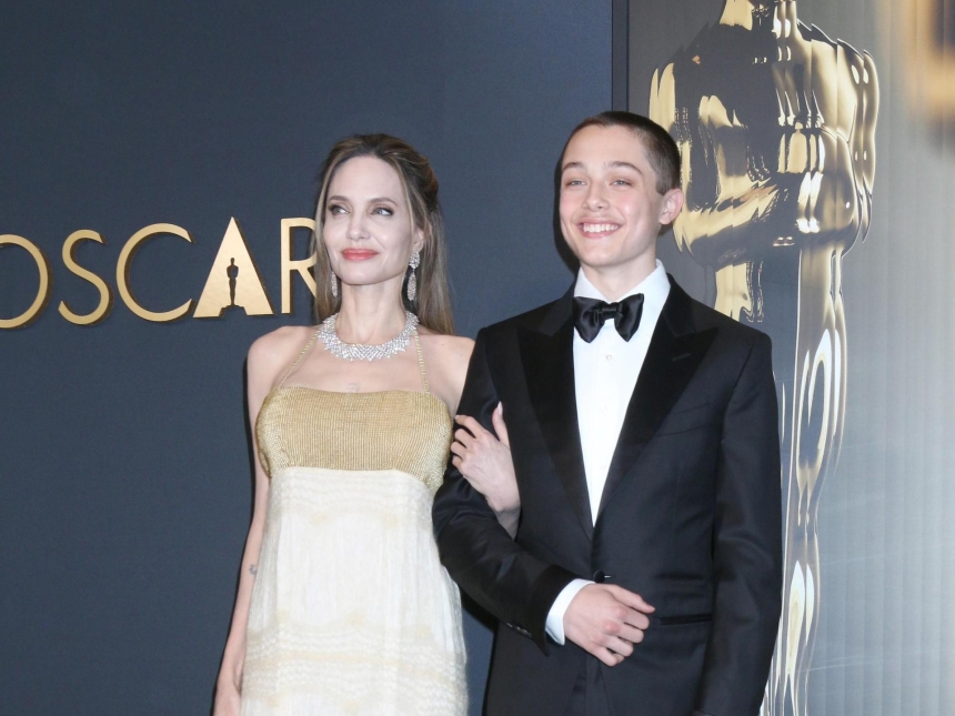 Син Анджеліни Джолі здивував новою яскравою зачіскою Син Анджеліни Джолі здивував новою яскравою зачіскою