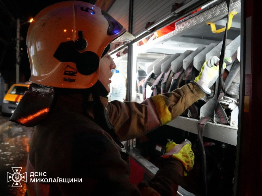 У Миколаєві горіла квартира у дев'ятиповерхівці: сусіди врятували чоловіка У Миколаєві горіла квартира у дев'ятиповерхівці: сусіди врятували чоловіка