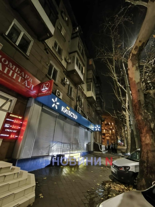 В Николаеве из многоэтажки полился "водопад" горячей воды (видео) В Николаеве из многоэтажки полился "водопад" горячей воды (видео)