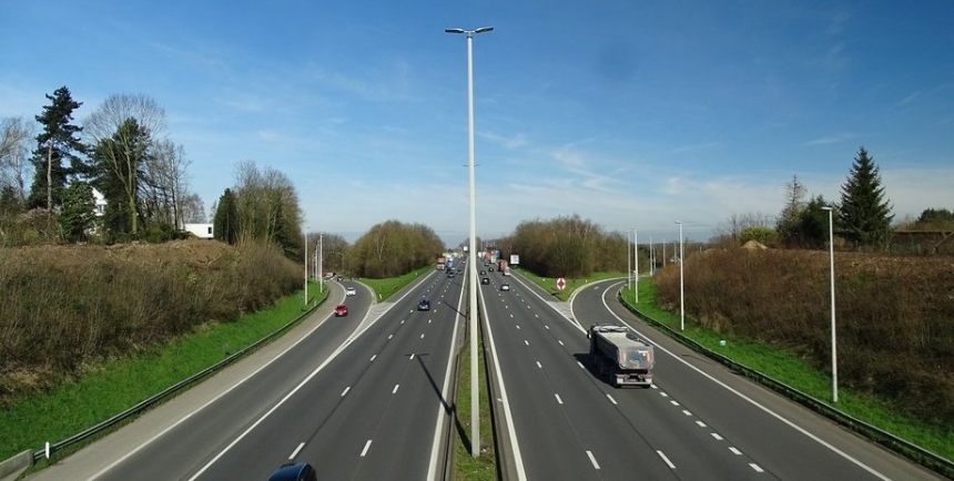 Правительство определило первую дорогу, которую могут сделать платной в Украине Правительство определило первую дорогу, которую могут сделать платной в Украине