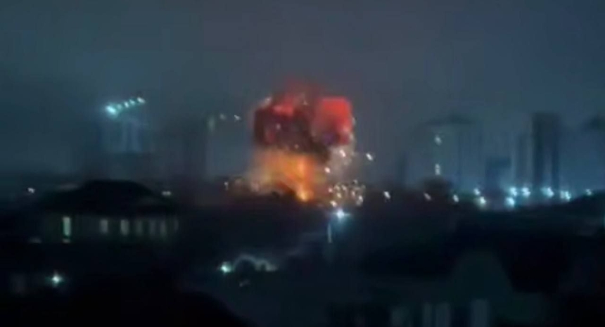 Дрони вдарили по будівлях МВС та ФСБ у Чечні: відео моменту прильоту Дрони вдарили по будівлях МВС та ФСБ у Чечні: відео моменту прильоту