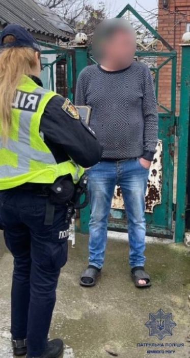 Чоловік викликав поліцію, щоб забрати доньку зі школи на Вінниччині Чоловік викликав поліцію, щоб забрати доньку зі школи на Вінниччині