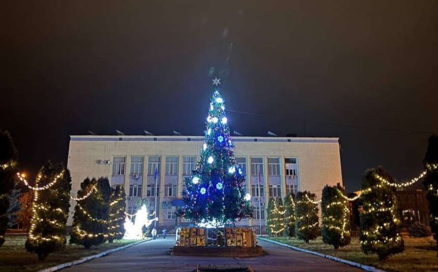 Новогоднюю елку установили в Вознесенске (фото) Новогоднюю елку установили в Вознесенске (фото)