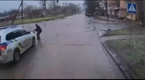 Опубліковано відео, як поліцейські збили жінку з дитиною на «зебрі» (відео 18+) Опубліковано відео, як поліцейські збили жінку з дитиною на «зебрі» (відео 18+)